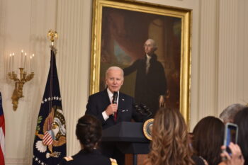 (NEW) Lunar New Year Reception With U.S. President Joe Biden and First Lady Jill Biden at the White House. January 26, 2023, Washington, DC, USA: President of the United States, Joe Biden and First Lady, Jill Biden, deliver remarks at the White House. The President commented on the mass shootings in Monterey Park, California and Half Moon Bay, California and called for an assault weapons ban. Credit: Kyle Mazza/TheNews2 (Foto: Kyle Mazza/TheNews2/Deposit Photos)